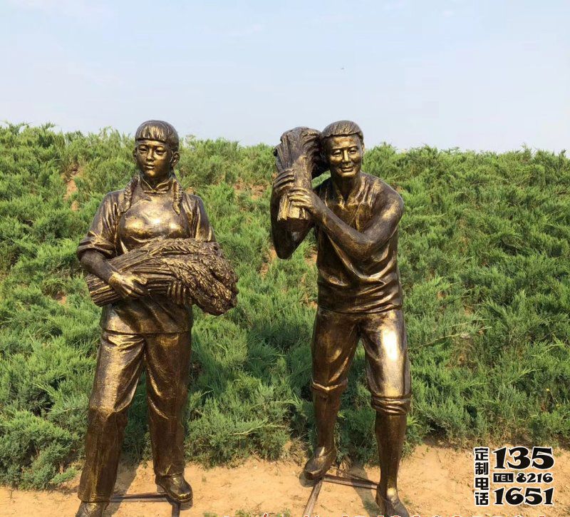 民俗農場秋收抱麥子人物玻璃鋼仿銅雕塑 民俗農場秋收抱麥子人物玻璃鋼仿銅雕塑