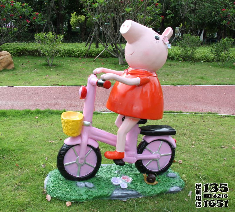 公園騎自行車的玻璃鋼卡通小豬佩奇雕塑 公園騎自行車的玻璃鋼卡通小豬佩奇雕塑